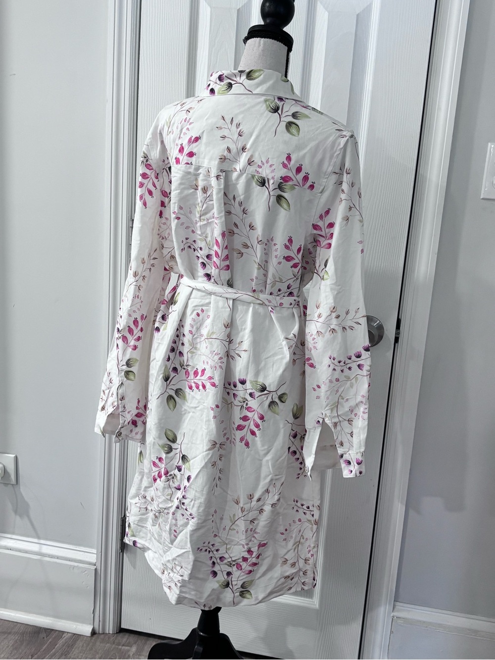 ⚪️⚪️Floral Button-Front Belted Robe in Cream with Pink Floral Print - Picture 5 of 11